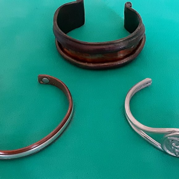 Three Cuff Bracelets. - Picture 2 of 10